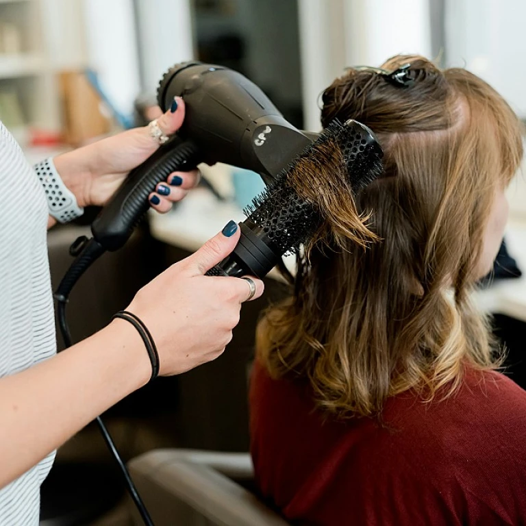 Pourquoi choisir un bonnet de nuit pour cheveux bouclés et texturés