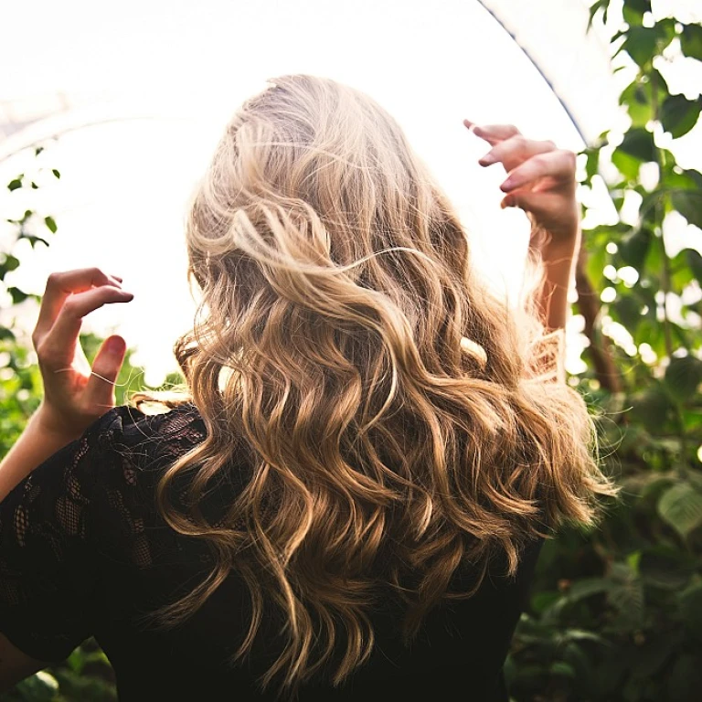 Cheveux bouclé homme : conseils et soins pour une chevelure éclatante